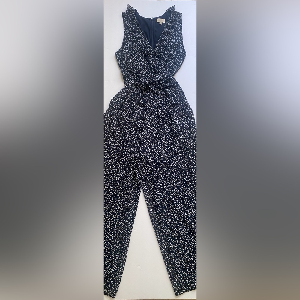 LOFT Outlet Floral Jumpsuit Size 8 Ruffle V-Neck Navy White Effortlessly chic✨ - Picture 3 of 16